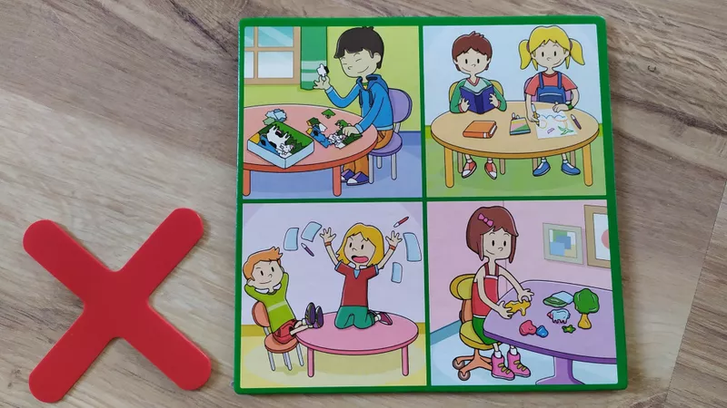krzyżyk i cztery grafiki z dziećmi