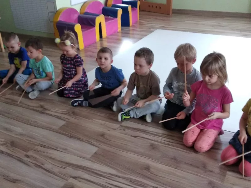 dzieci na lekcji muzyki